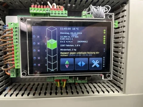 Neue Aufzugssteuerung mit Touch-Display nach der Modernisierung