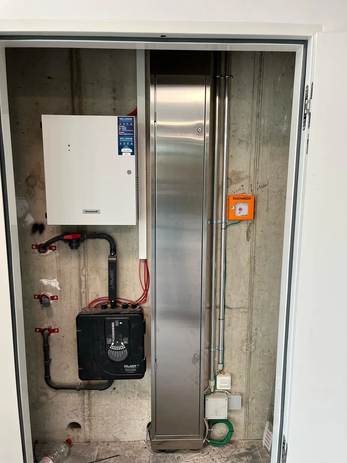 Ge&ouml;ffnete Technik-Nische einer modernisierten Aufzugsanlage