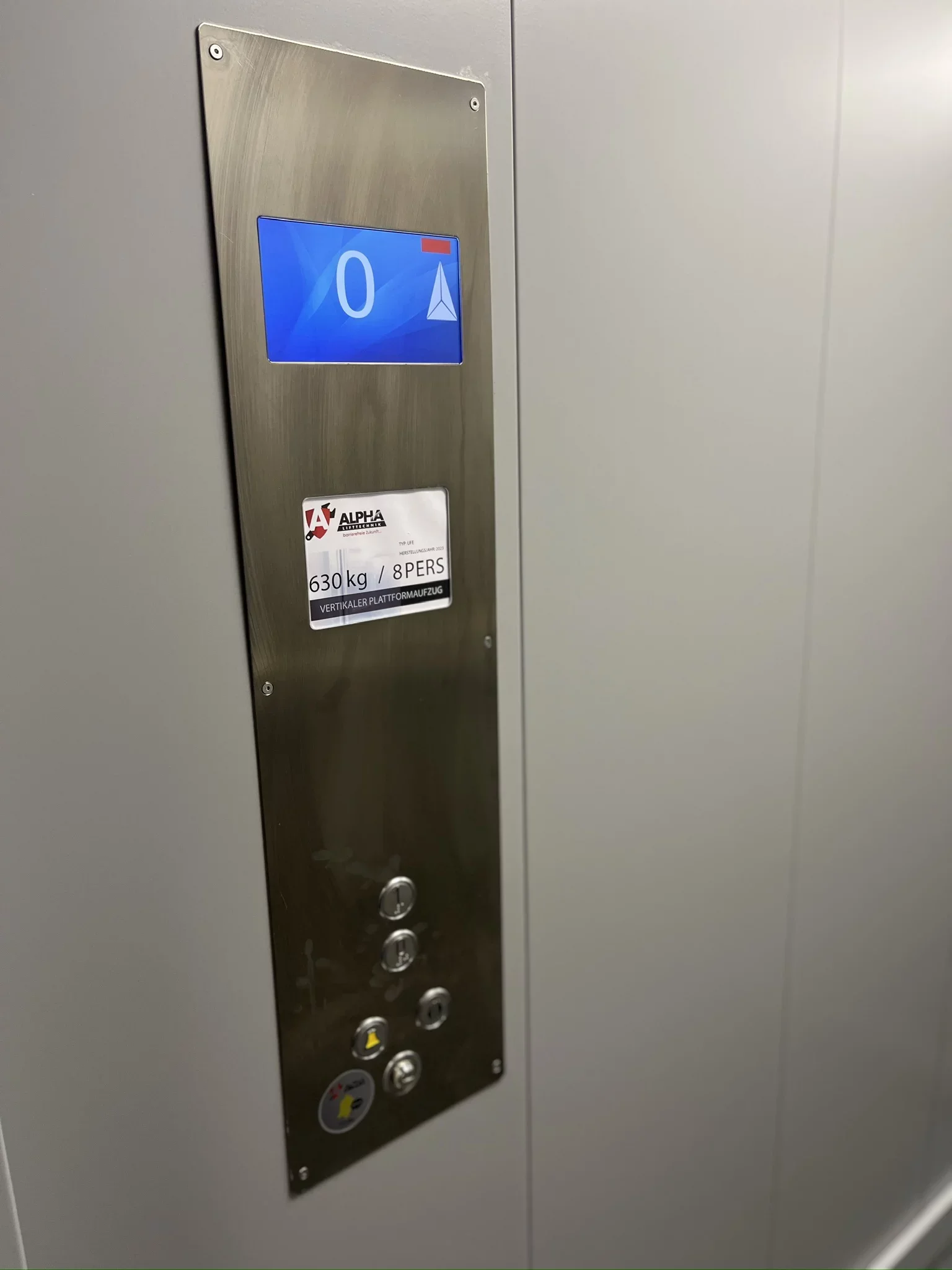 Edelstahl-Kabinentableau mit Digitalanzeige nach der Aufzugsmodernisierung