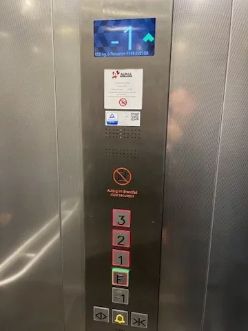 Kabinentableau mit Etagentasten und Display in einem modernisierten Aufzug