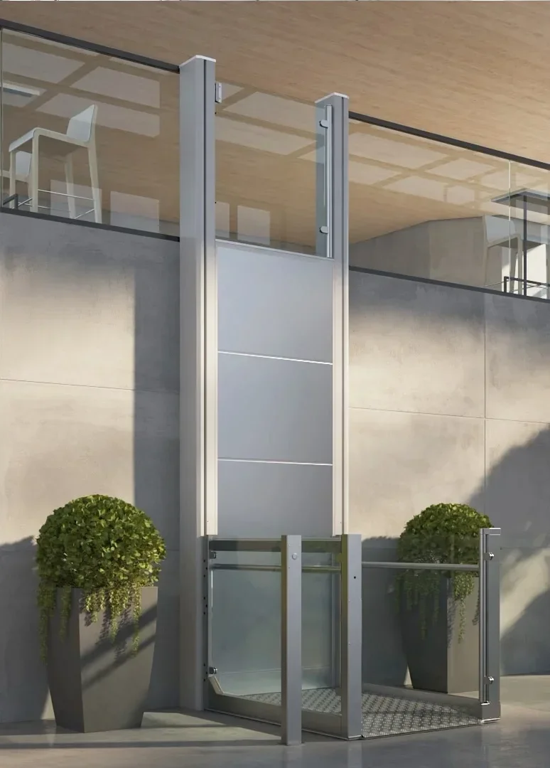 Glasaufzug mit Edelstahlrahmen zur Terrasse eines modernen Geb&auml;udes