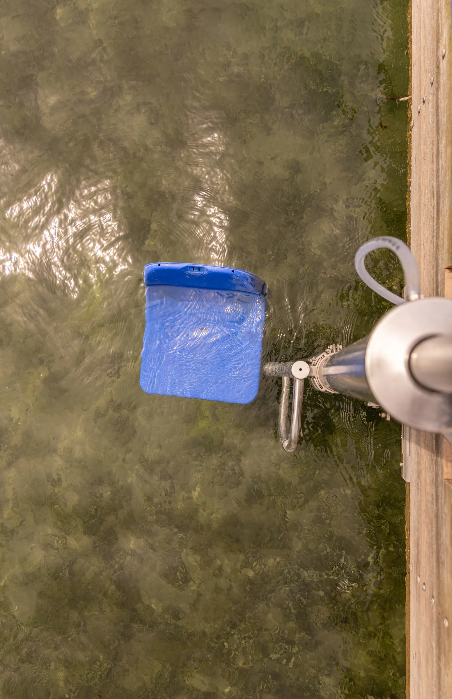 Blauer Sitz des Poollifts im Wasser, Draufsicht