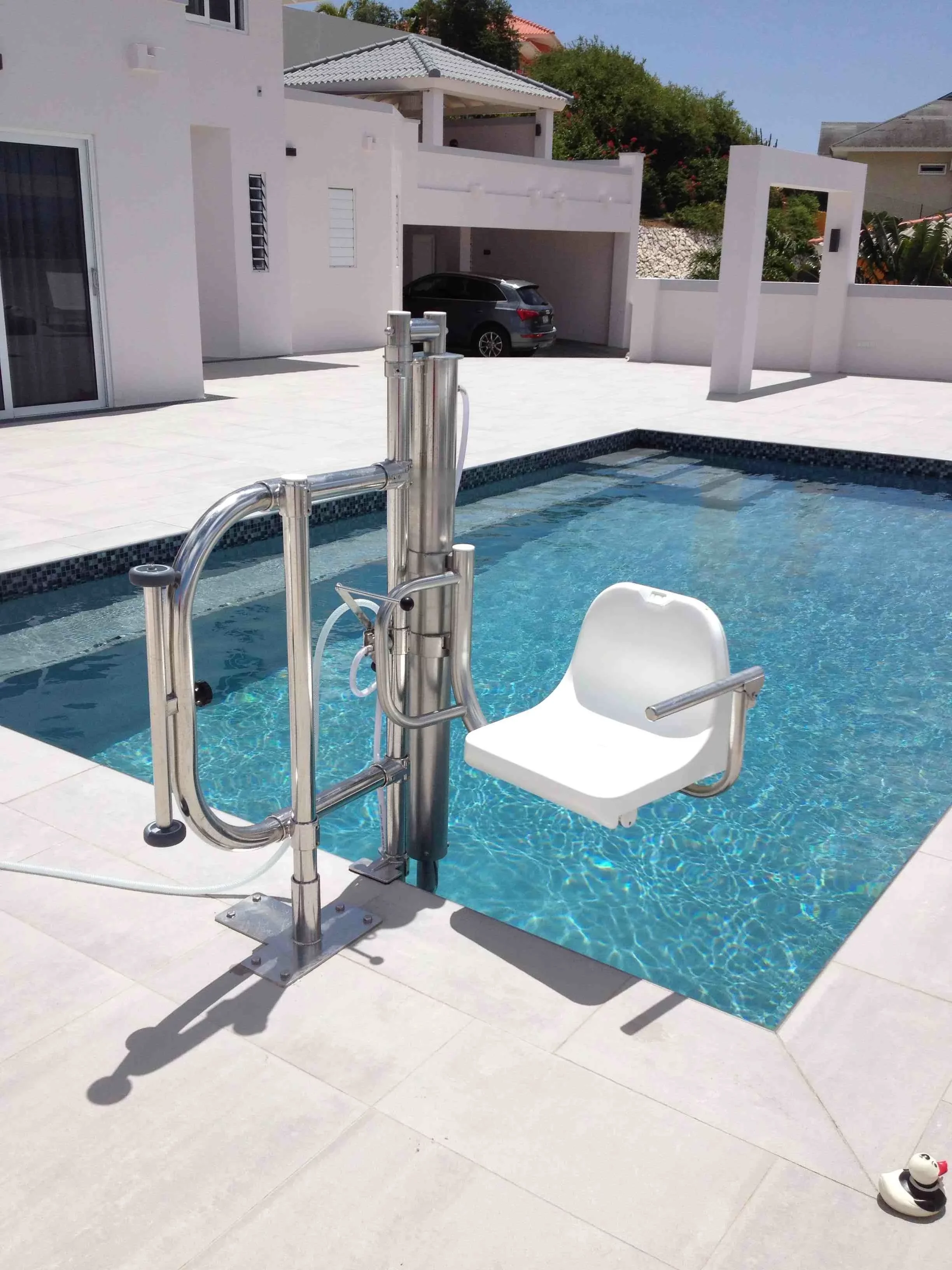 Poollift am privaten Au&szlig;enpool einer Villa