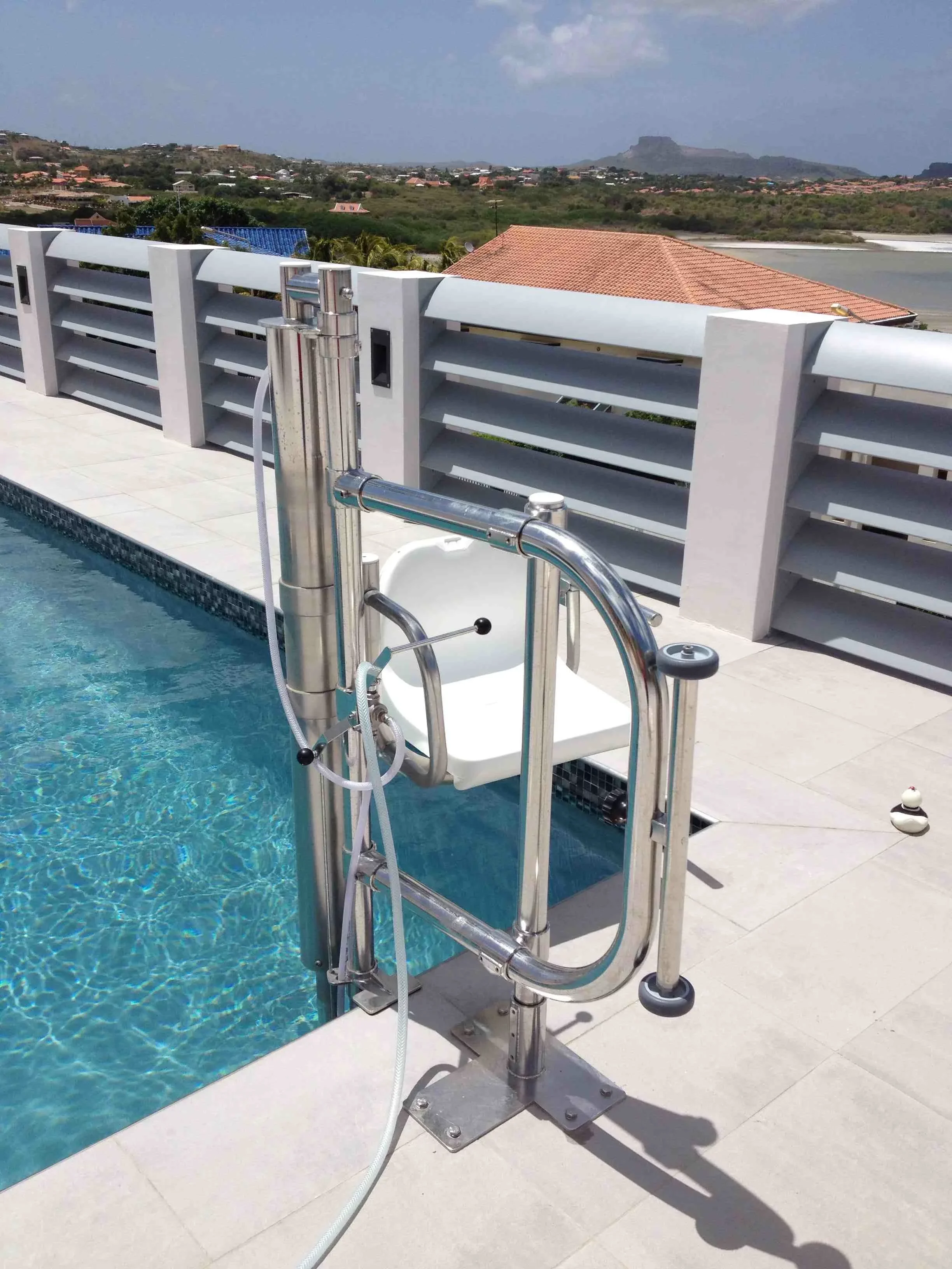 Poollift an einem privaten Pool mit Blick &uuml;ber die Landschaft