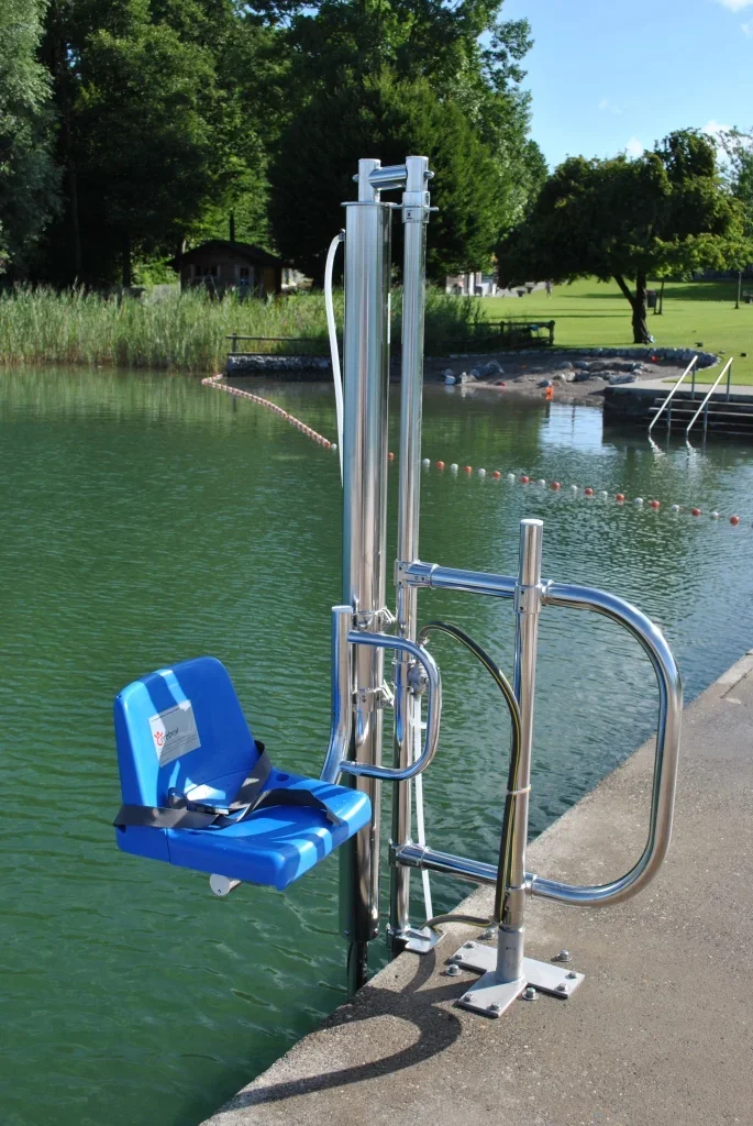 Poollift mit blauem Sitz am Naturbadeteich