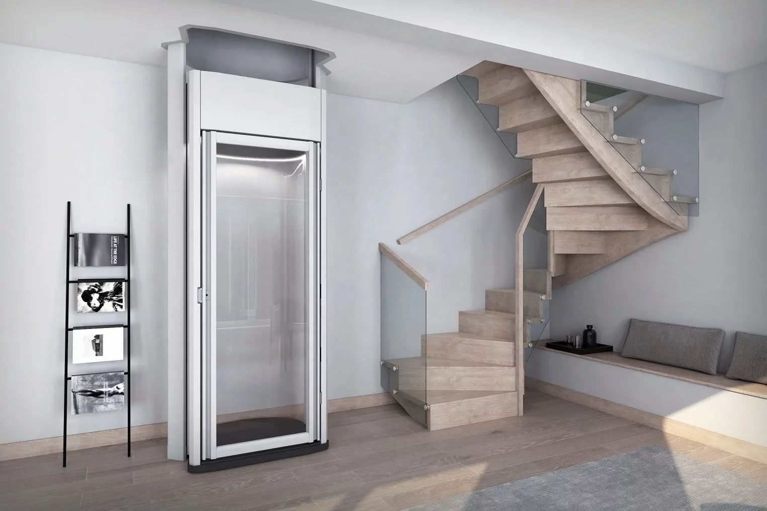 Homelift EMB100 ohne Schacht neben einer Holztreppe