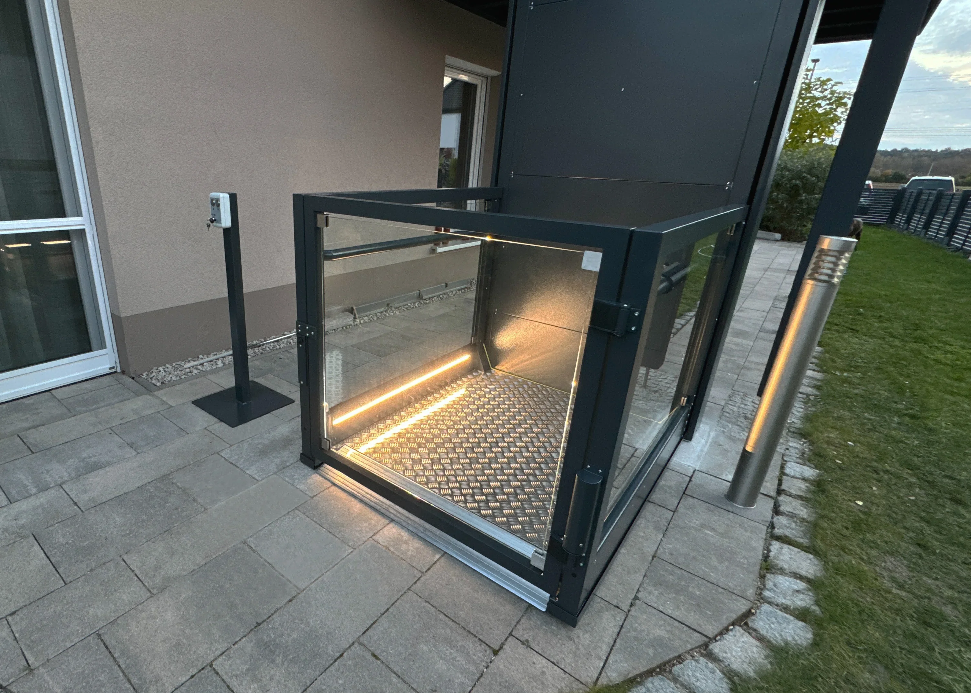 Plattform des Au&szlig;enlifts mit LED-Beleuchtung und Bedienstele auf der Terrasse
