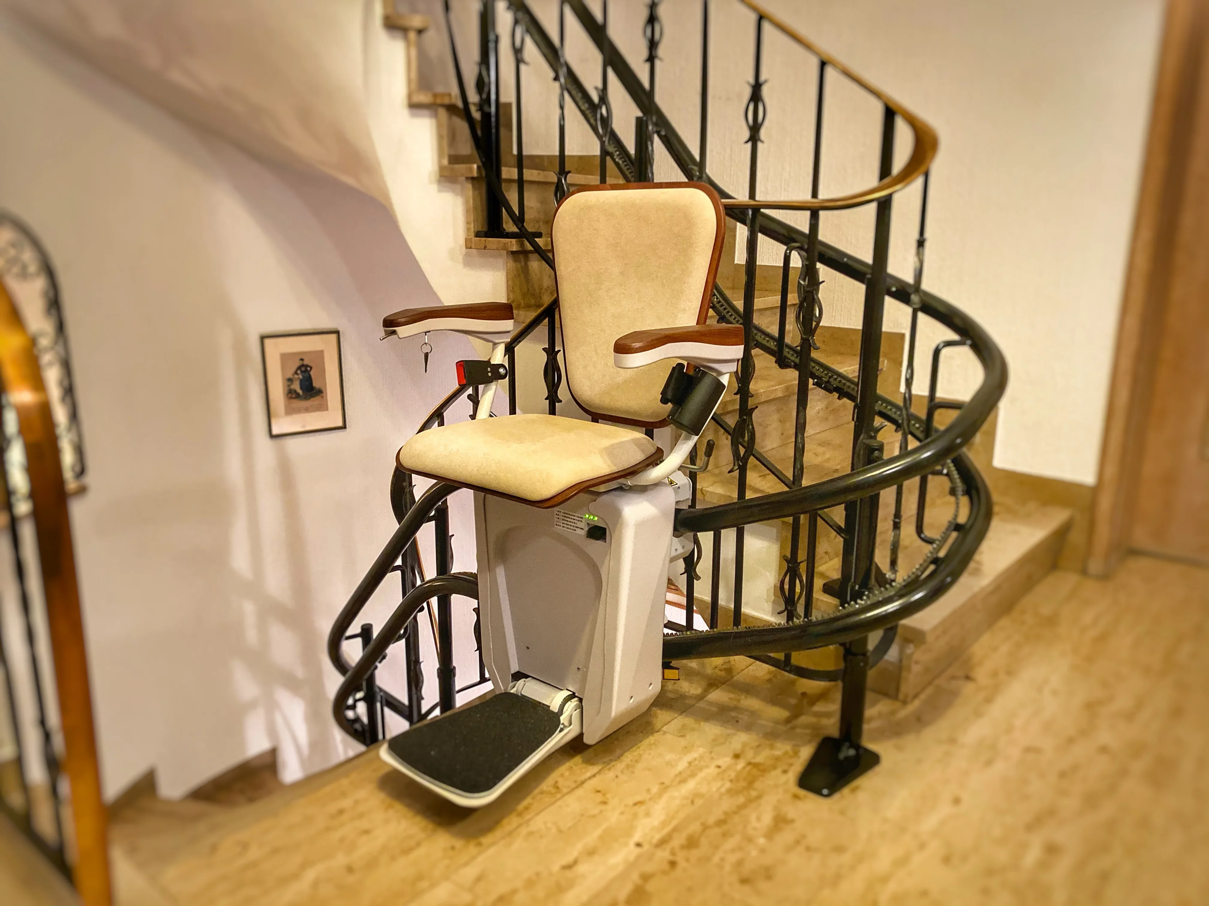 Sitztreppenlift an einer Treppe mit Schmiedeeisengel&auml;nder