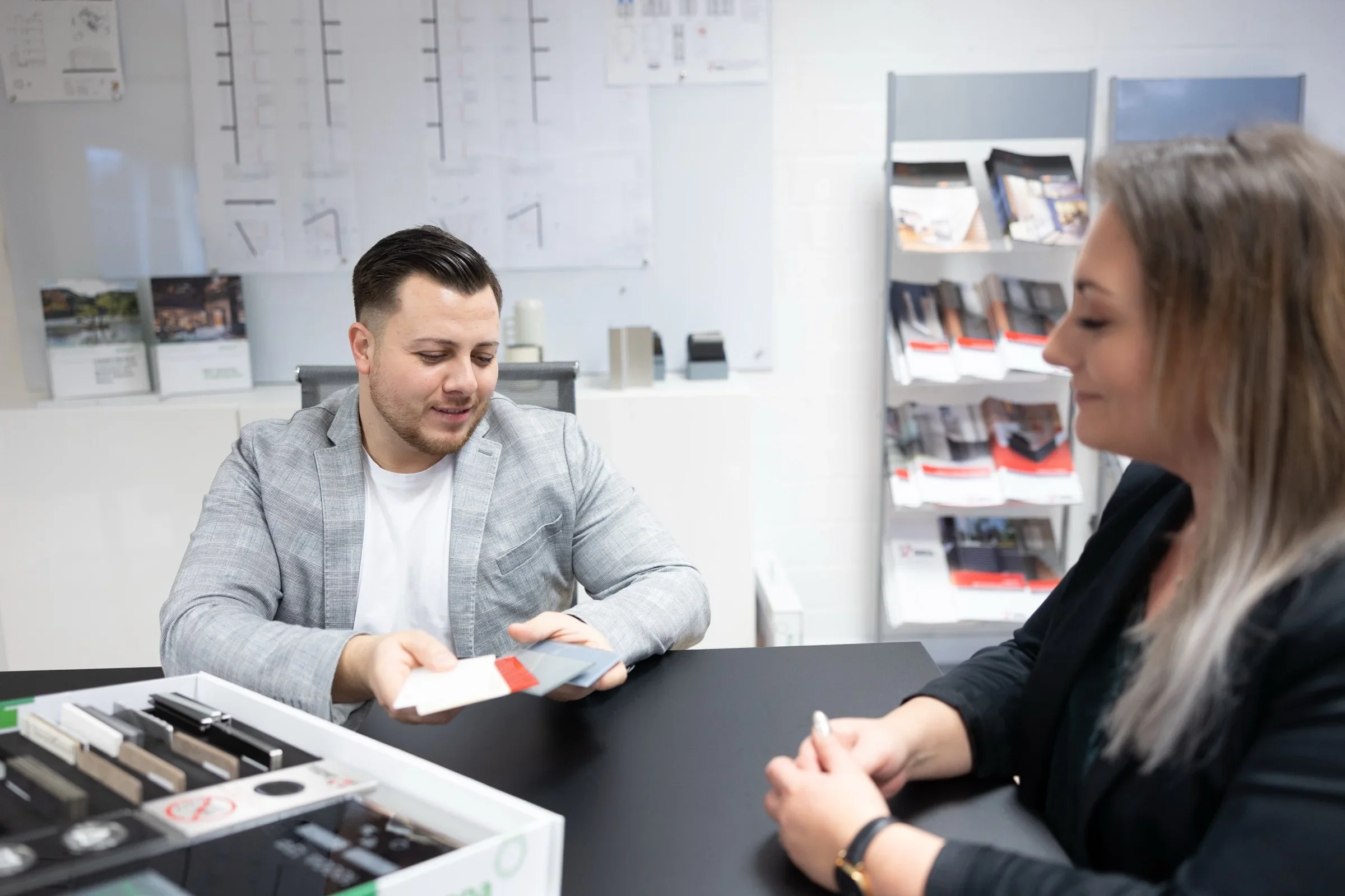 Beratungsgespr&auml;ch bei ALPHA Aufzugsservice mit Musterkoffer