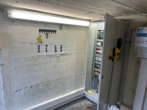 Maschinenraum mit geöffnetem Schaltschrank während der Aufzugsmodernisierung