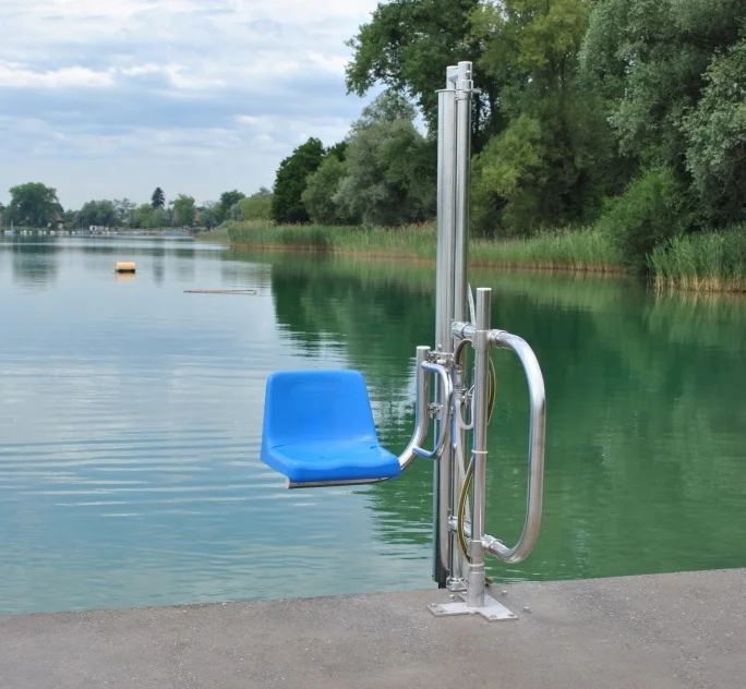 Poollift mit blauem Sitz am Ufer eines Badesees