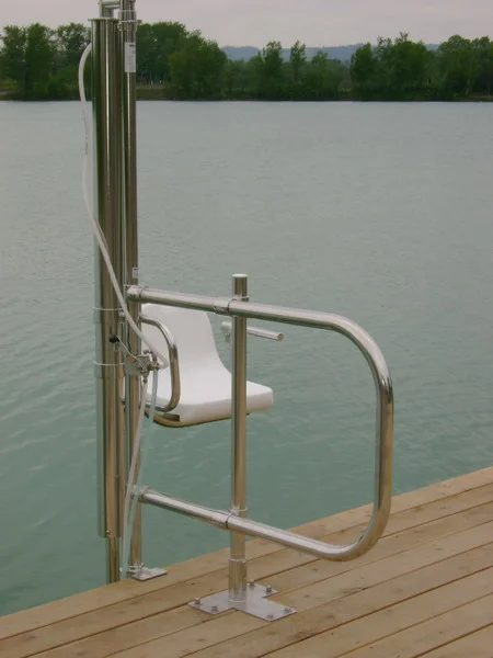 Poollift für Seen auf einem Holzsteg, Nahaufnahme